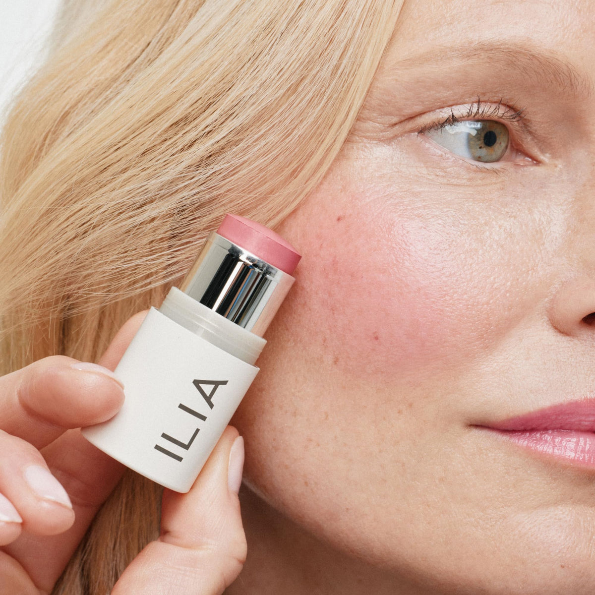 Multi-Stick ILIA, couleur Tenderly, en usage quotidien