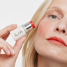 Multi-Stick ILIA sur un fond neutre