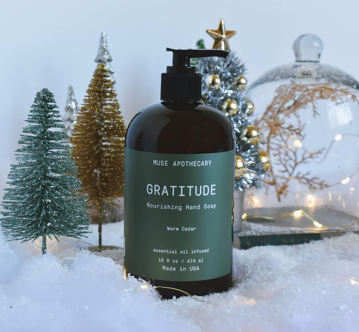 Muse Apothecary Rituel Mains savon cèdre chaud dans un environnement de salle de bain