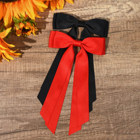 Nœud rouge Aileam utilisé dans une coiffure festive