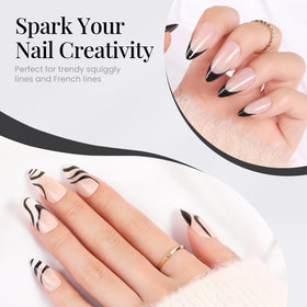 Nail art avec des lignes squigglées réalisées avec le gel noir
