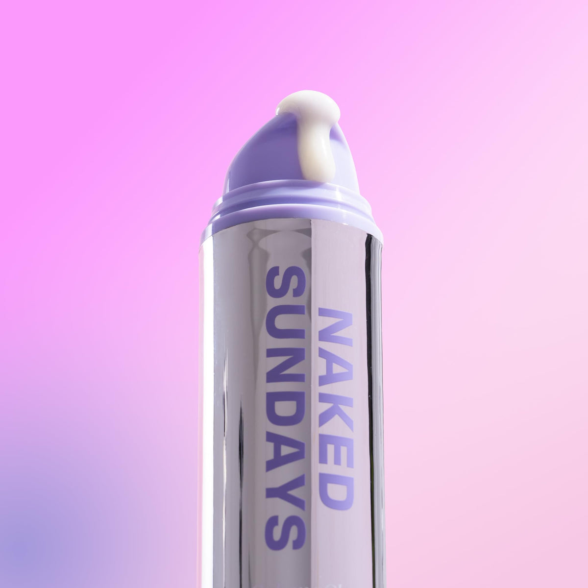 Naked Sundays CabanaClear SPF 50 sérum solaire sur un fond de plage