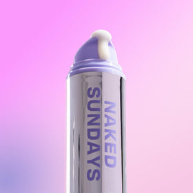 Naked Sundays CabanaClear SPF 50 sérum solaire sur un fond de plage