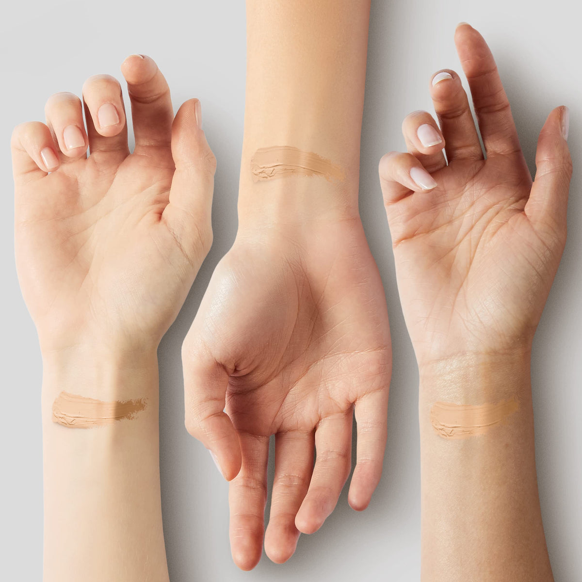 NARS Radiant Creamy Concealer Custard 20g en main, texture crémeuse