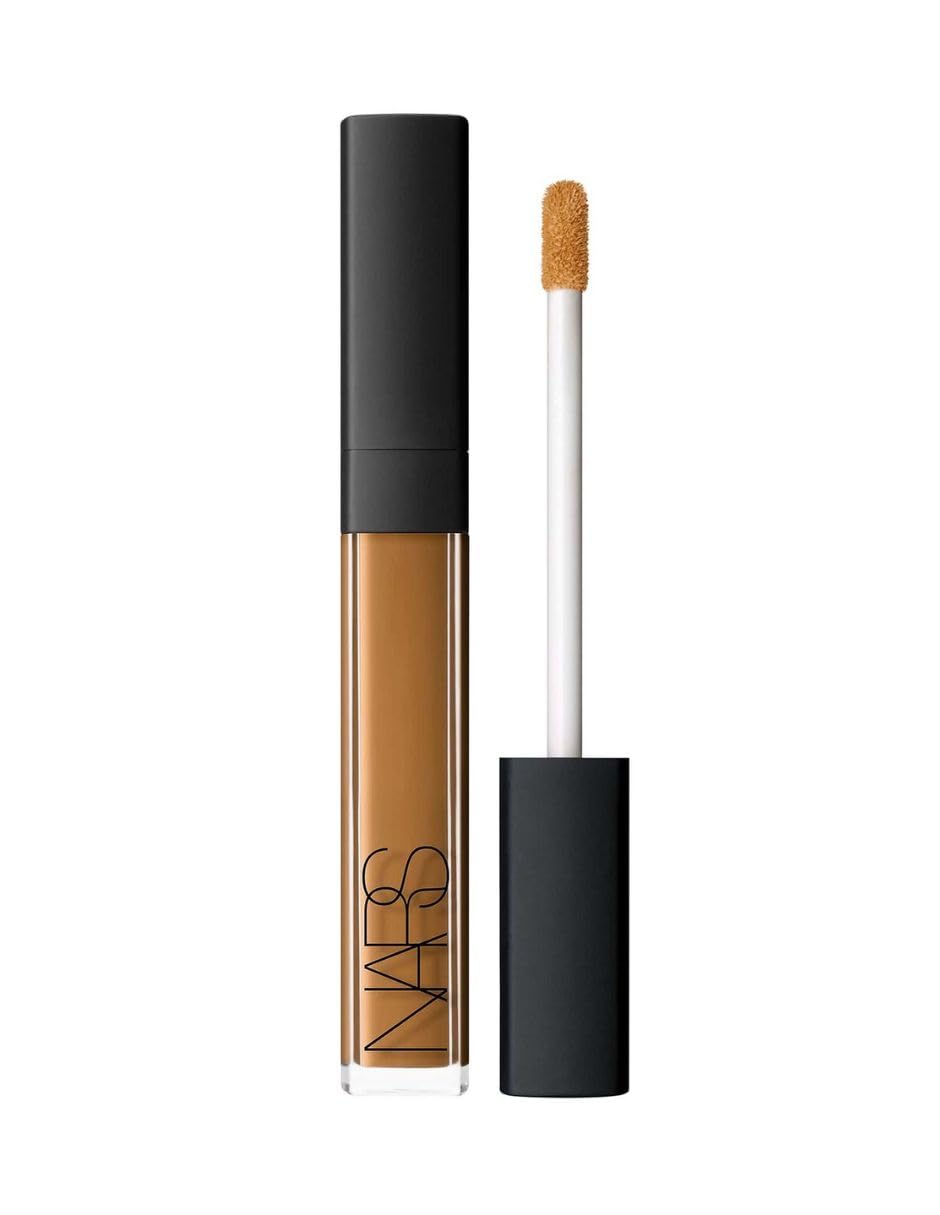 NARS Radiant Creamy Concealer Deep 0 Chocolat texture crémeuse sur la main