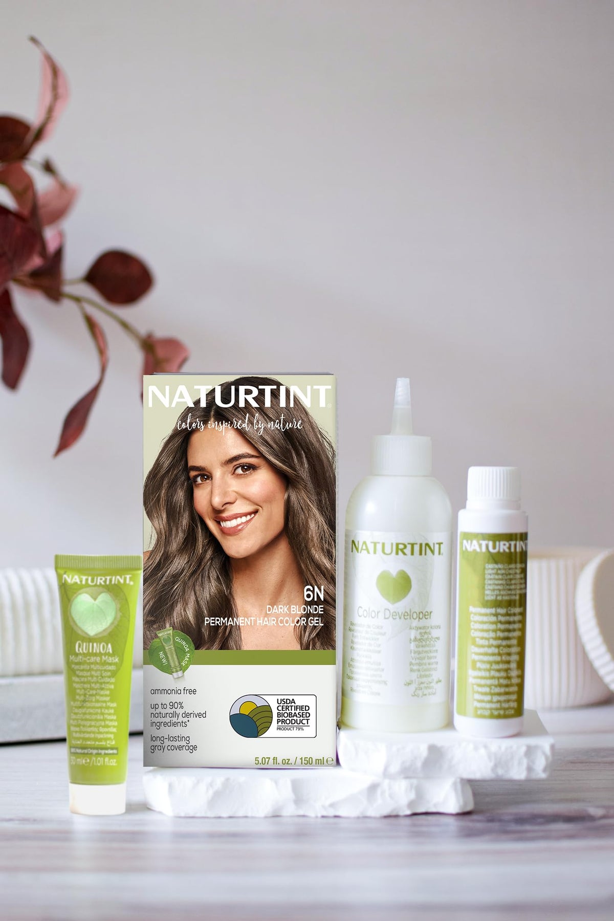 Naturtint 6N blond foncé avec ingrédients végétaux sur l'emballage