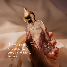 Nemat Amber Eau de Parfum 50 ml sur un bureau élégant