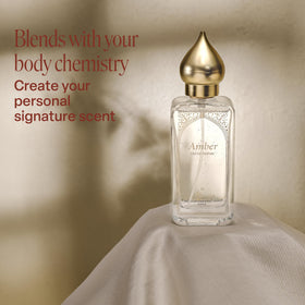 Nemat Amber Eau de Parfum 50 ml vaporisateur en action
