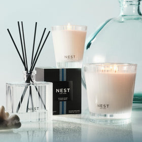 NEST New York Savon Liquide Océan Mist et Sel Marin sur un évier