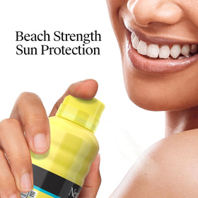 Neutrogena Beach Defense Spray SPF 30 sur une serviette de plage