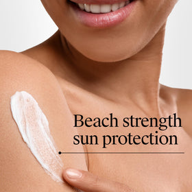 Neutrogena Crème Solaire Beach Defense sur une serviette de plage