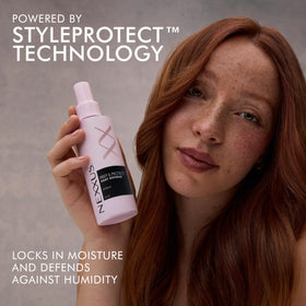 Nexxus Spray Protecteur de Chaleur 200g en utilisation sur cheveux