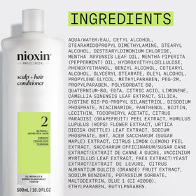 NIOXIN Système 2 après-shampooing 558g avec texture crémeuse sur main