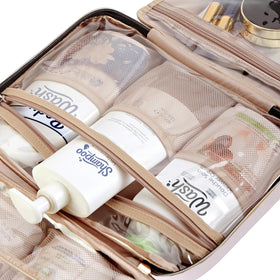 NISHEL trousse de toilette voyage posée sur un comptoir avec des produits cosmétiques