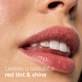 NIVEA Baume à Lèvres Fraise application sur les lèvres