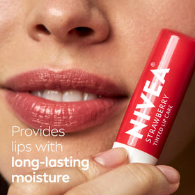 NIVEA Baume à Lèvres Fraise avec ingrédients naturels