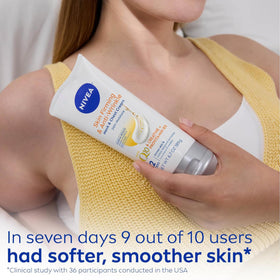 NIVEA crème cou et décolleté ouverte avec une petite quantité de crème