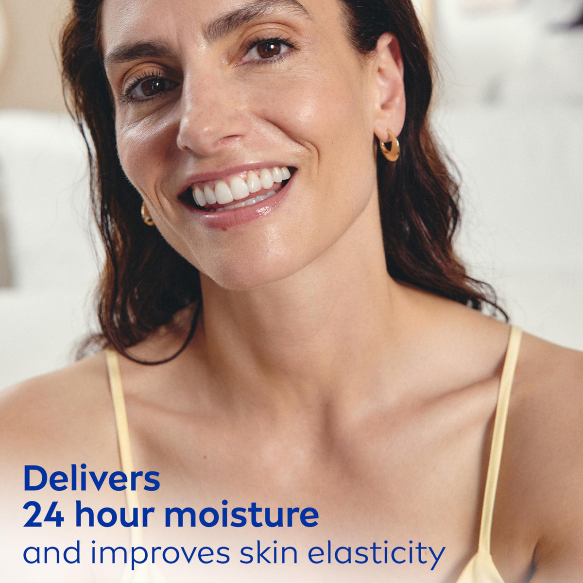 NIVEA crème cou et décolleté sur une main