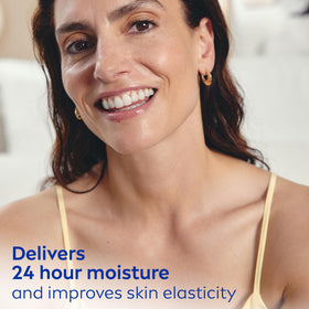 NIVEA crème cou et décolleté sur une main