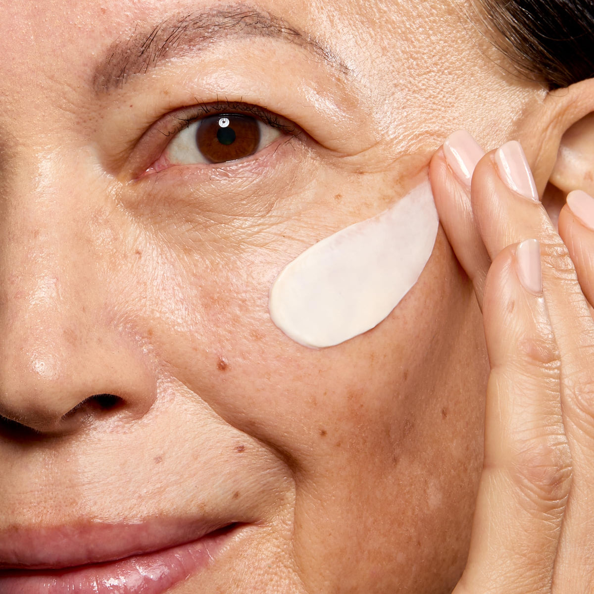 No7 Crème de Jour SPF 30, application sur le visage