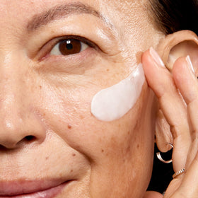 No7 Crème de Nuit Sculptante 50 ml près d'autres produits de beauté