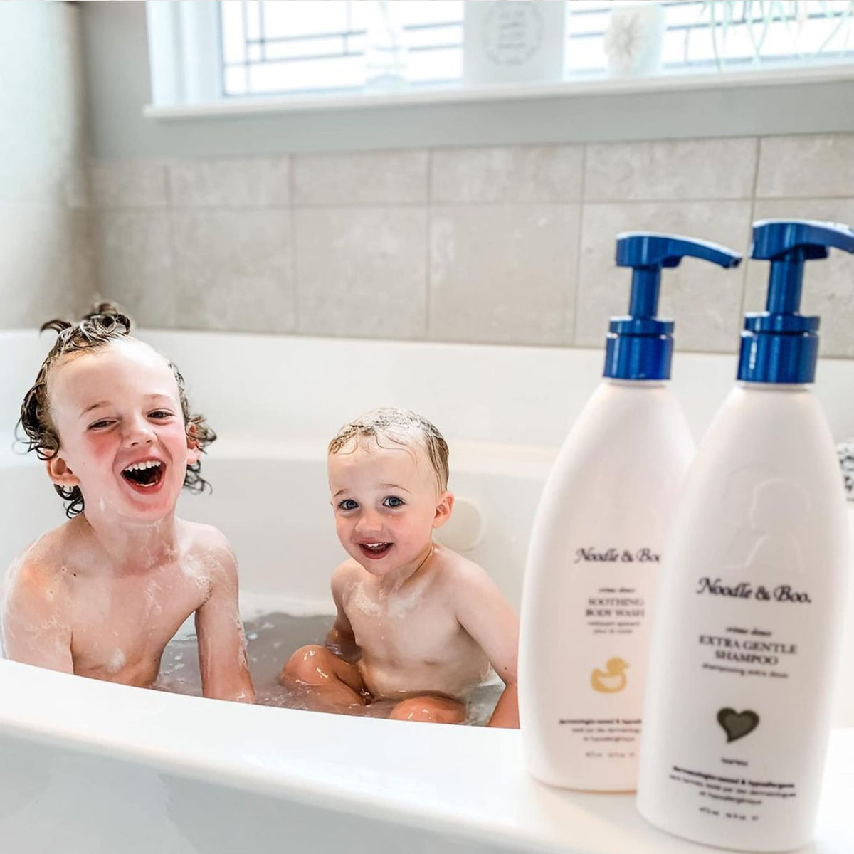 Noodle & Boo Gel Douche Apaisant pour Bébé 473 ml en contexte de bain