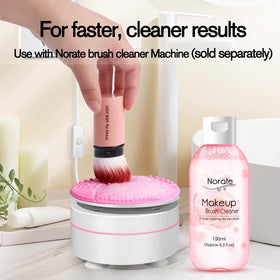 Norate nettoyant pour pinceaux avec texture de produit sur un tapis de nettoyage