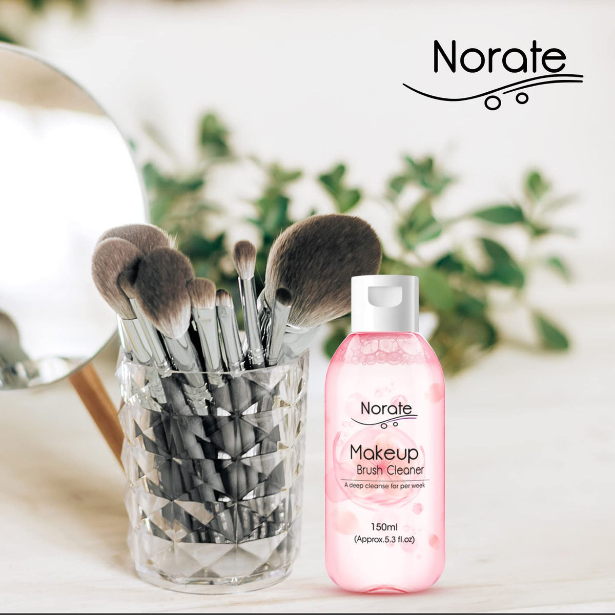Norate nettoyant pour pinceaux avec un pinceau en cours de nettoyage