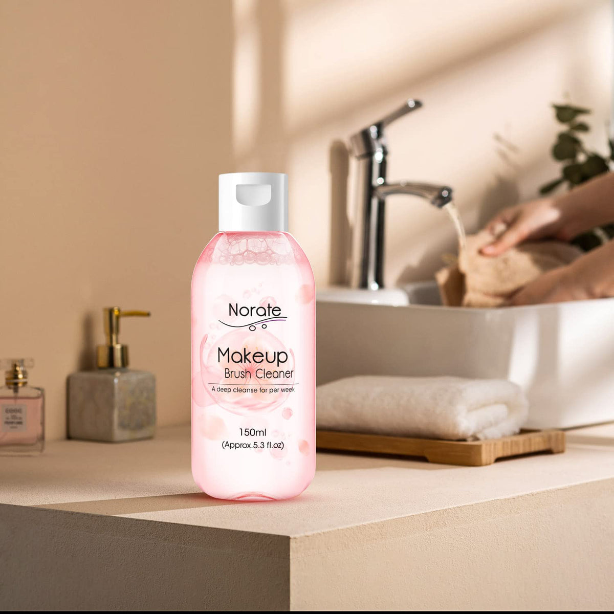 Norate nettoyant pour pinceaux avec une éponge de maquillage