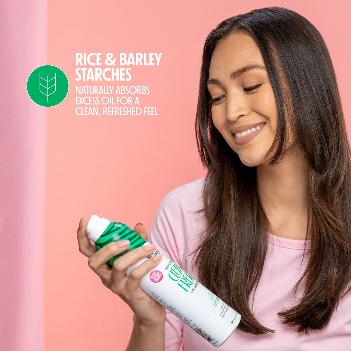 Not Your Mother's Shampoo Sec Jumbo 871g en position de prise