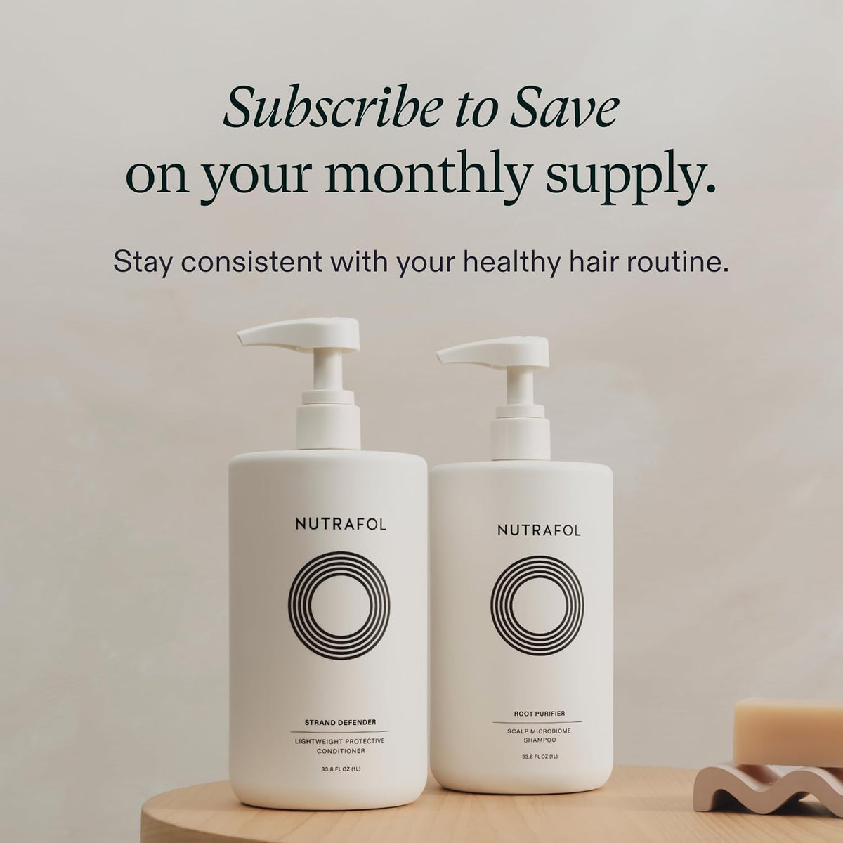 Nutrafol Après-Shampooing 1L sur un carrelage de salle de bain