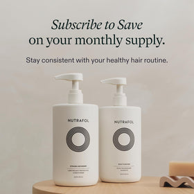 Nutrafol Après-Shampooing 1L sur un carrelage de salle de bain