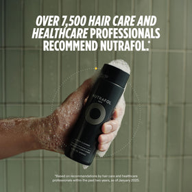 Nutrafol Shampoo et Après-Shampoing 2-en-1 pour Cheveux Fins, 240 ml en utilisation