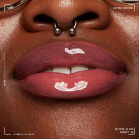 NYX Butter Gloss Sorbet 10g sur une table de maquillage