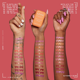 NYX Buttermelt Blush 68g sur un fond neutre