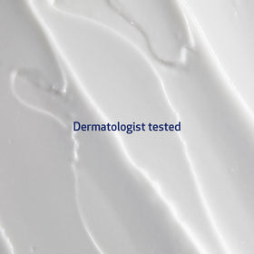 Obagi Medical Crème Nu-Derm Clear FX 80g sur une table de soin