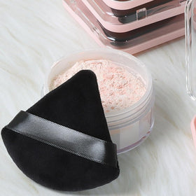 Ocim Poudres Puff Triangle en utilisation sur le visage