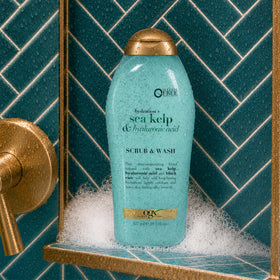 OGX Gommage Hydratant 629g dans un environnement de douche
