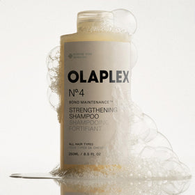 Olaplex N°.4 Shampooing dans un environnement de salle de bain