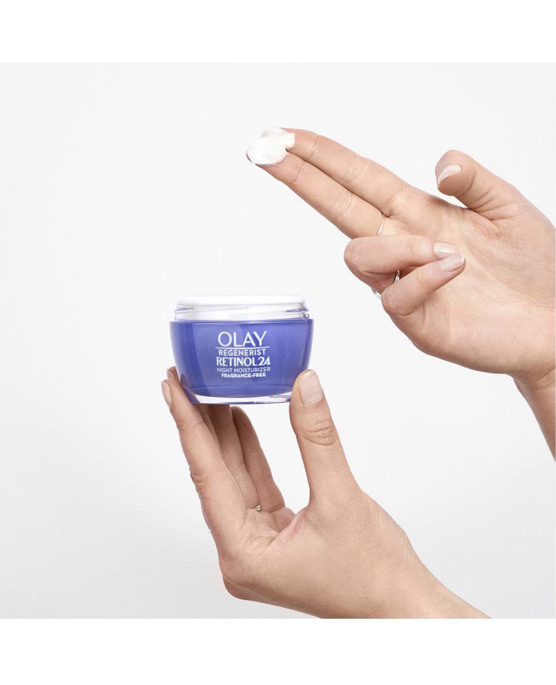 Olay Crème de Nuit Hydratante 50 g sur une table de salle de bain