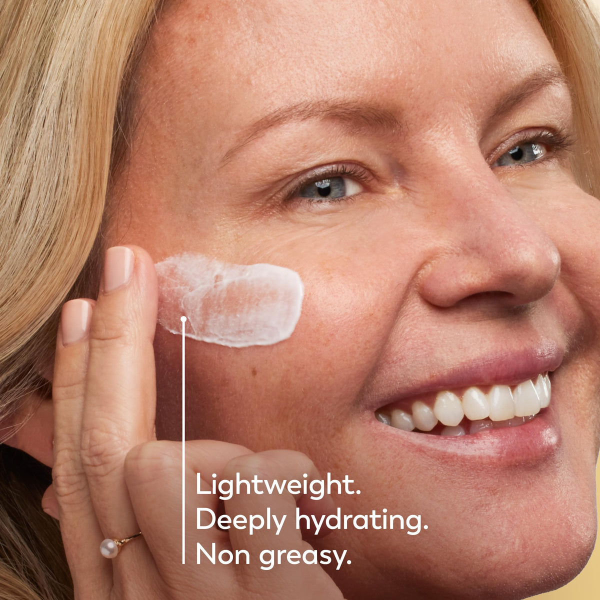 Olay Crème Hydratante 249g application sur le visage