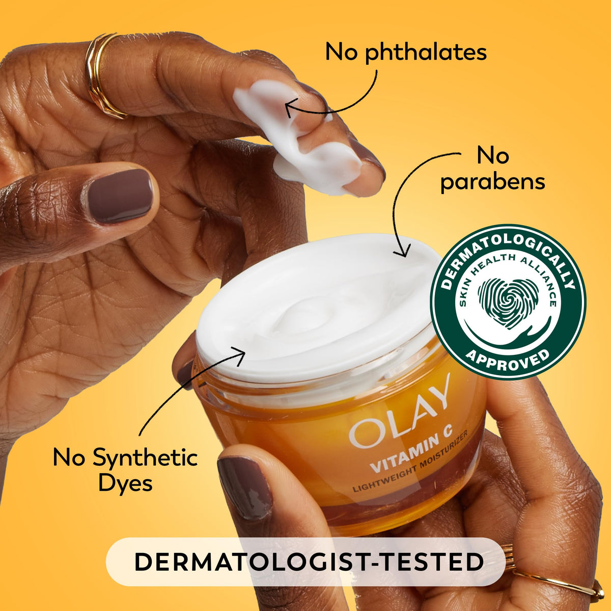 Olay Crème Hydratante avec ingrédients frais sur la table