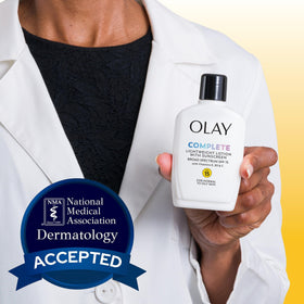 Olay Crème Hydratante Visage SPF 15 dans une salle de bains