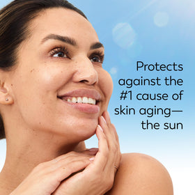 Olay Crème Hydratante Visage SPF 15 texture sur un doigt