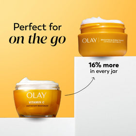 Olay Crème Hydratante Vitamine C 168g texture soyeuse sur la main