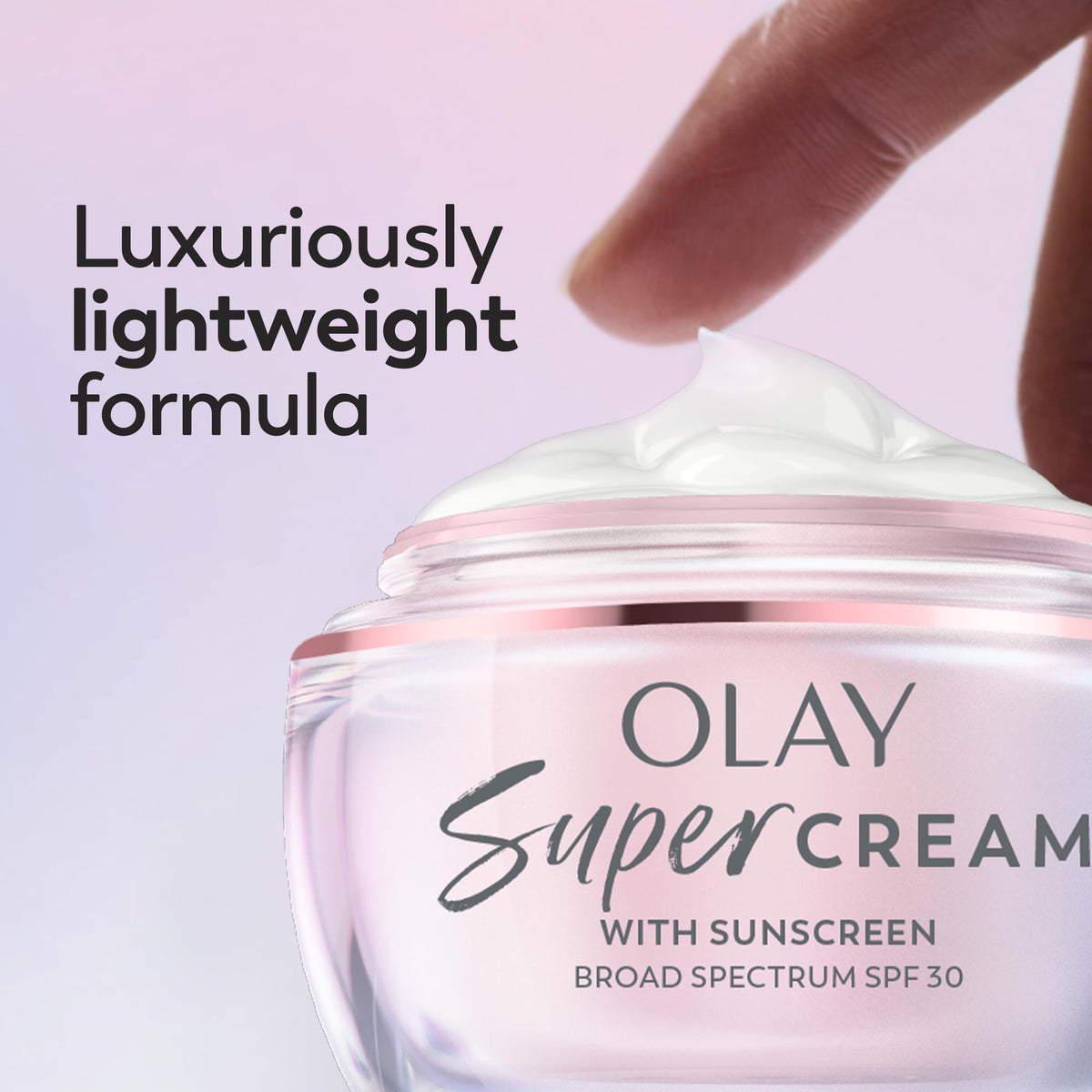 Olay Super Cream sur une coiffeuse avec accessoires