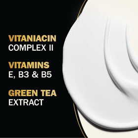 Olay Total Effects Crème Hydratante sur une table avec des éléments de beauté