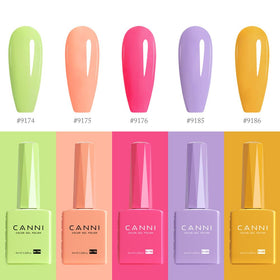 Ongles avec vernis à ongles violet CANNI sous la lumière