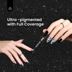 Ongles avec vernis gel pailleté argent en lumière
