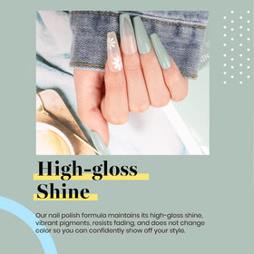 Ongles avec vernis gel vert sauge sur fond neutre
